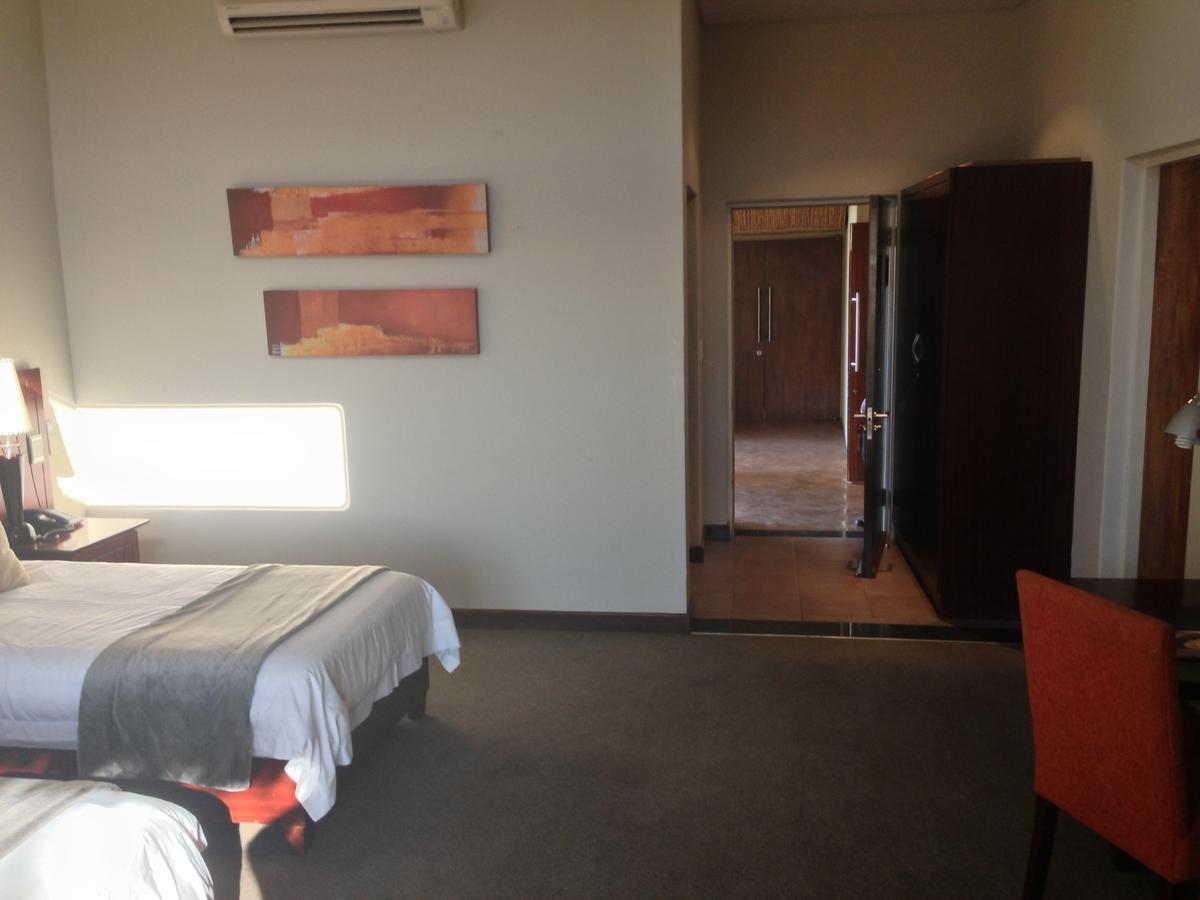 Maropeng Boutique Hotel มากาลีสเบิร์ก ภายนอก รูปภาพ